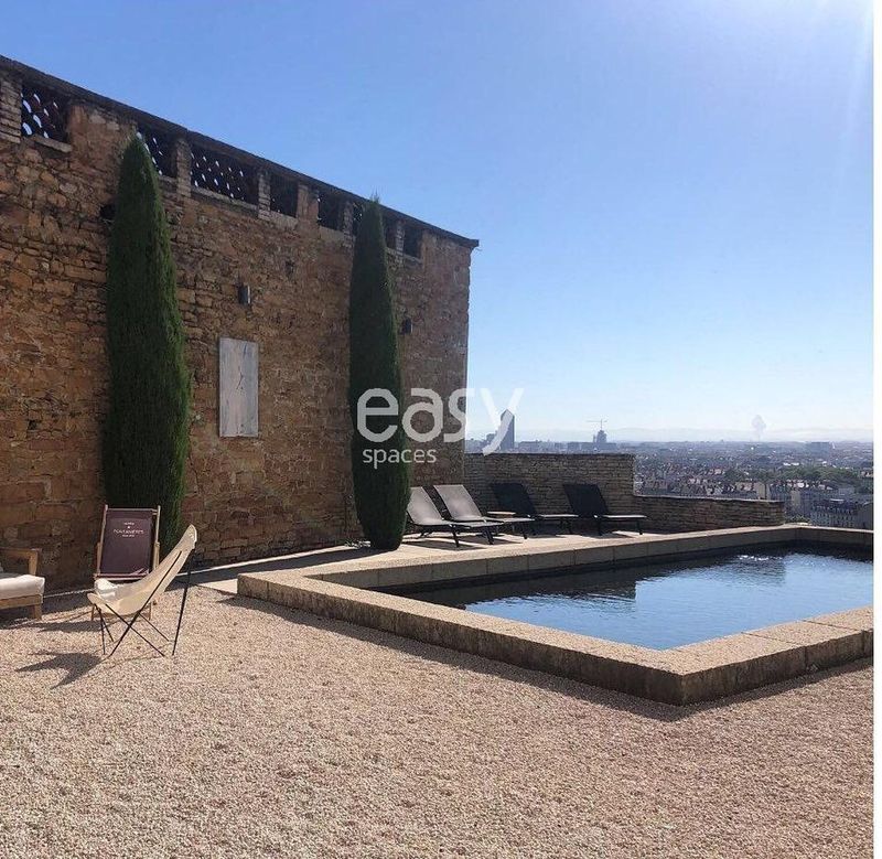 find a venue with a swimming pool suitable for hosting events in the city of Lyon